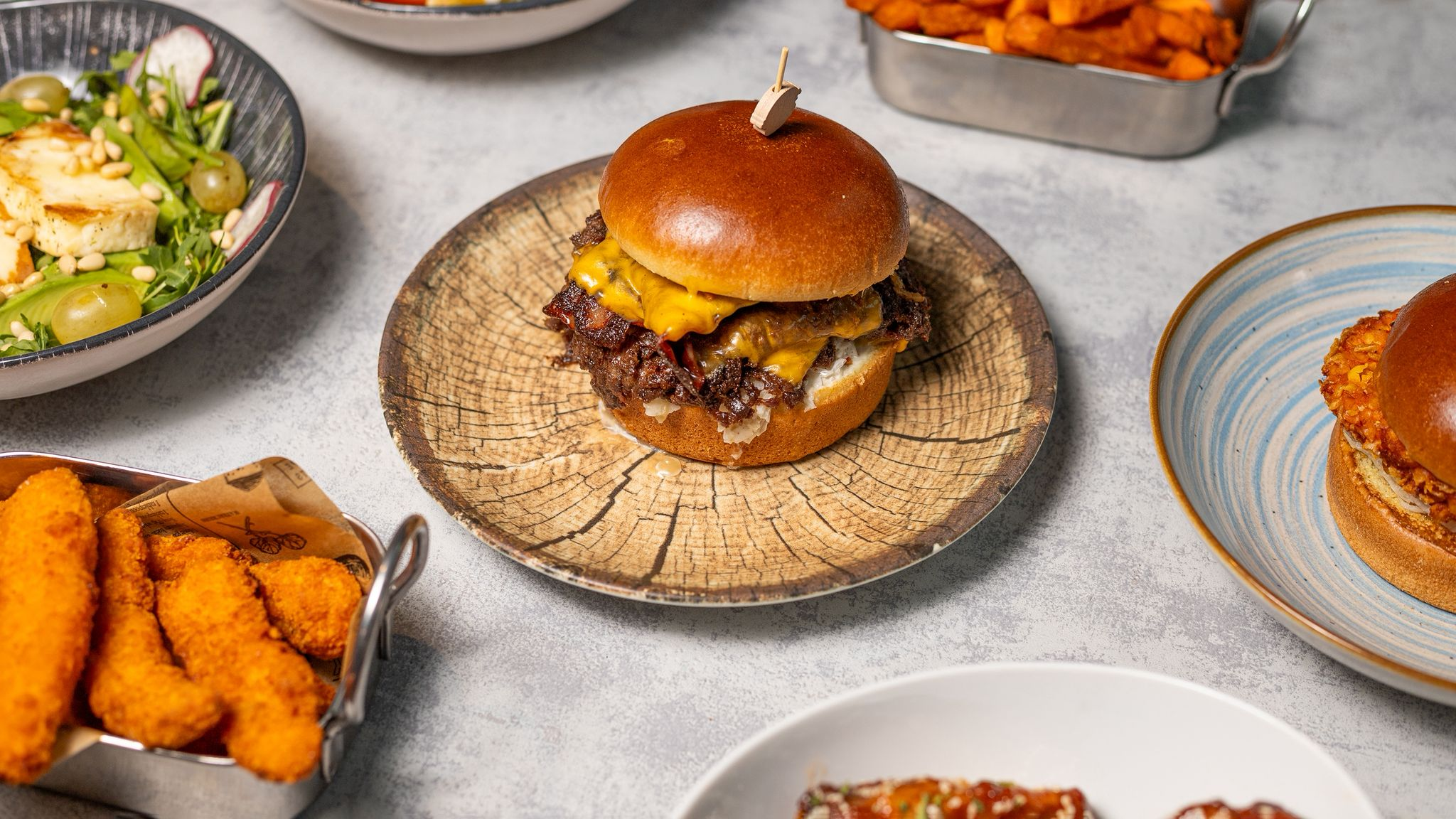 Smash Burger und Beilagen im Meat Point Burger & Bar in Wien